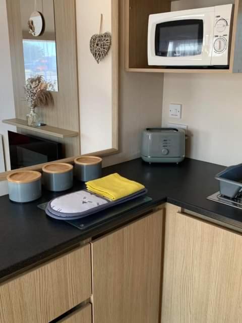 Highway Hotel Lossiemouth Bagian luar foto
