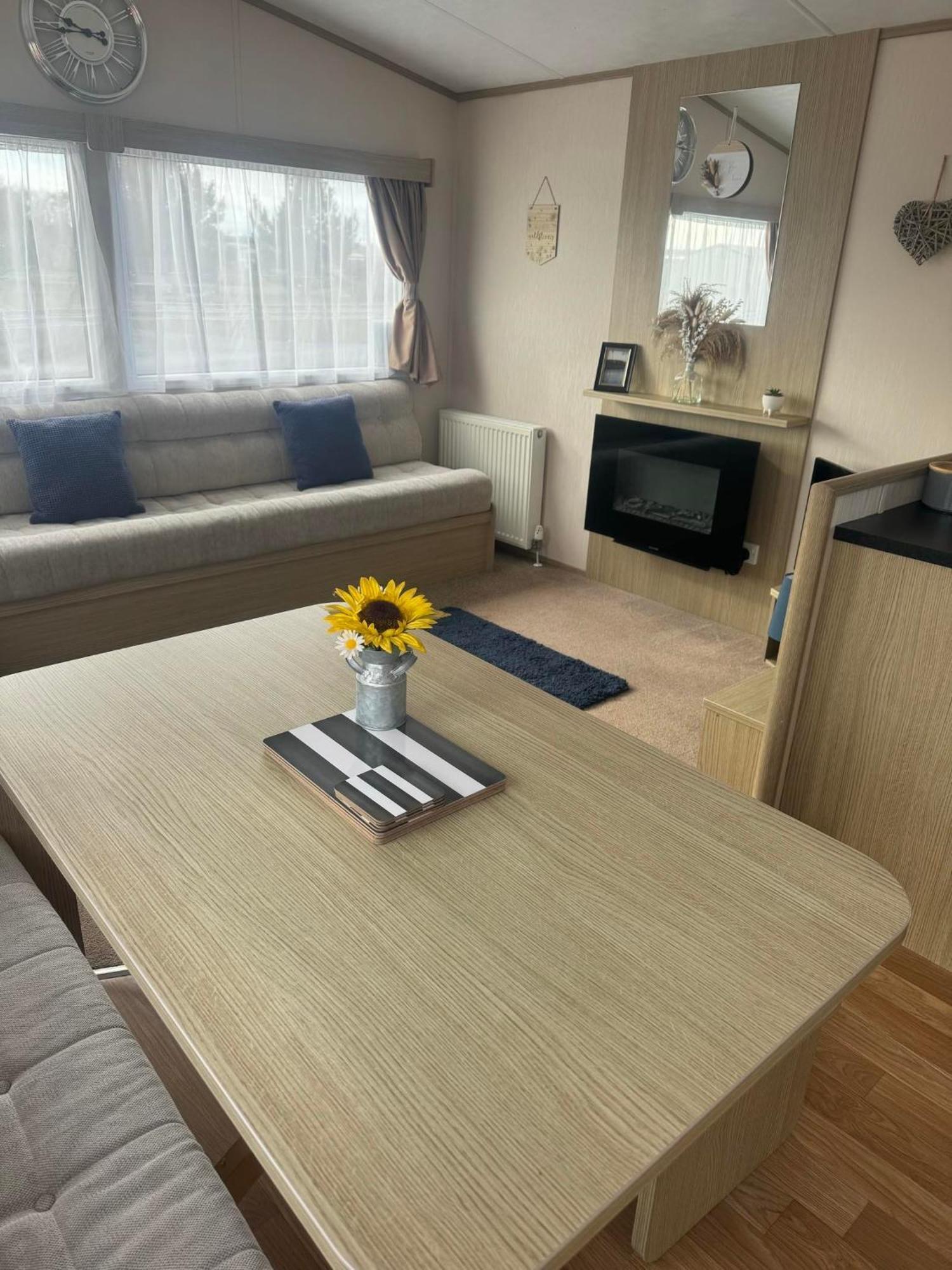 Highway Hotel Lossiemouth Bagian luar foto